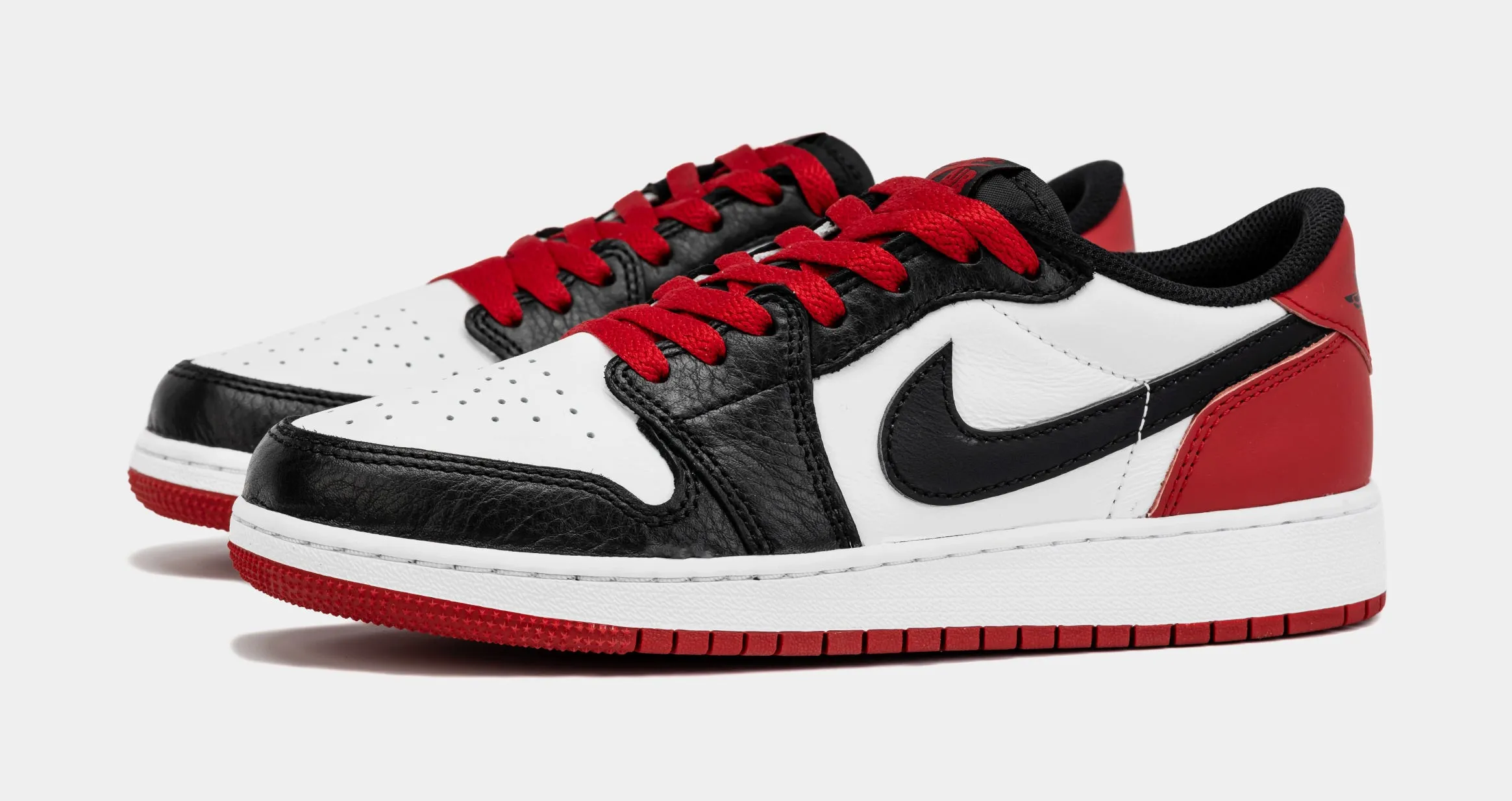 Air Jordan 1 Retro Low OG Black Toe Grade School Lifestyle Shoes (White/Red)