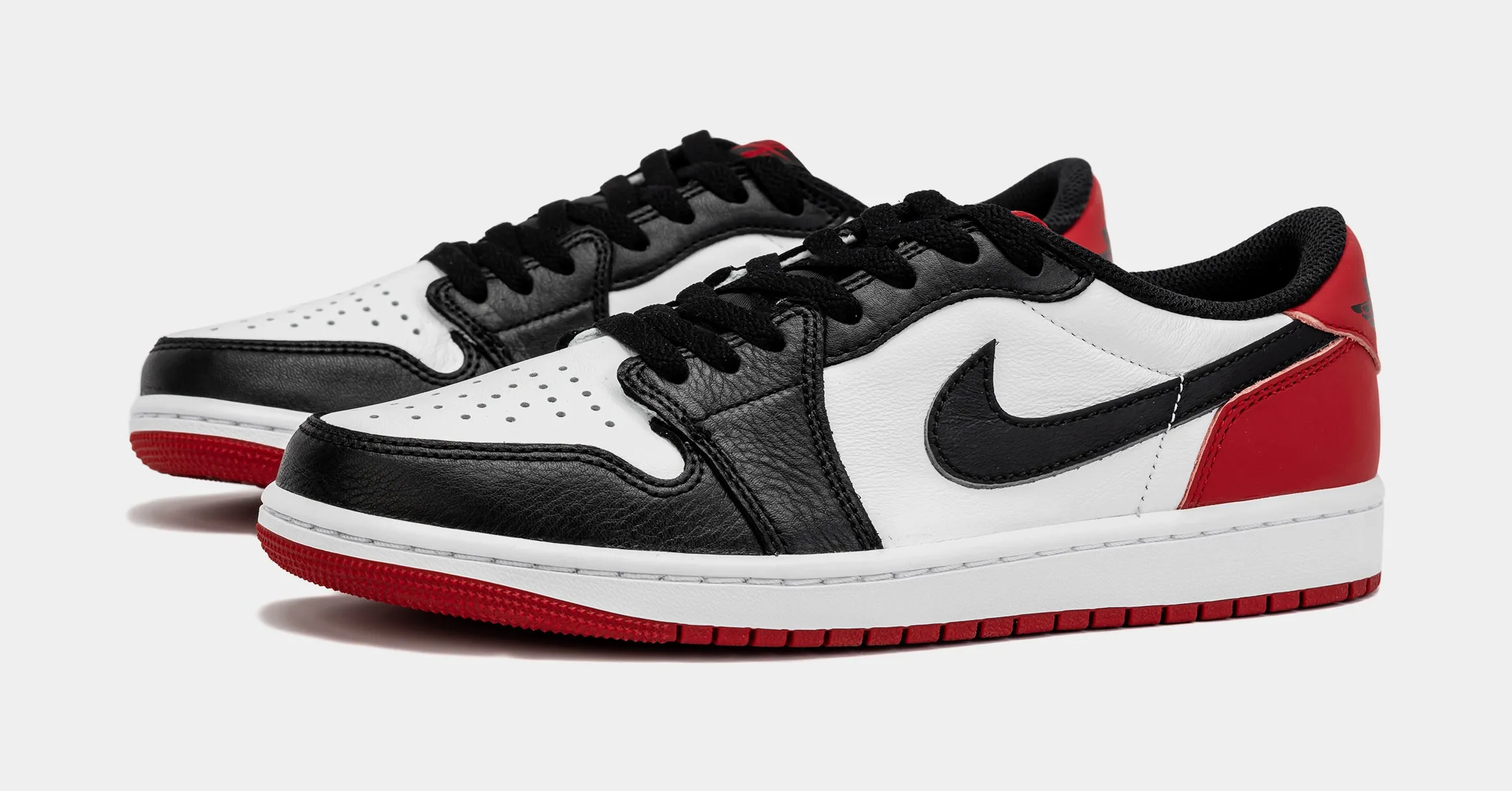 Air Jordan 1 Retro Low OG Black Toe Mens Lifestyle Shoes (Black/Red)